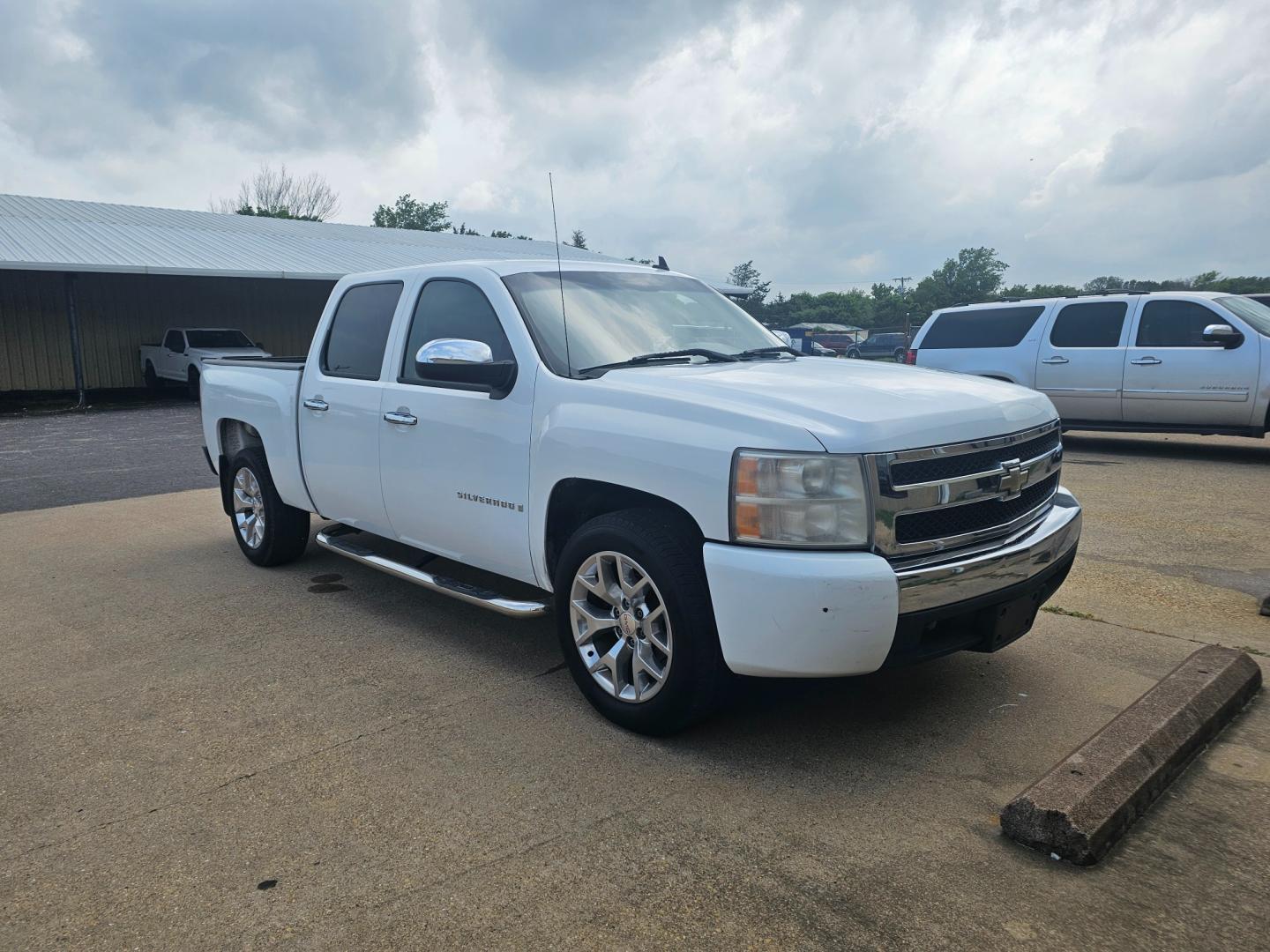 2007 WHITE Chevrolet Silverado 1500 LT1 Crew Cab 2WD (2GCEC13J271) with an 5.3L V8 OHV 16V engine, 4-Speed Automatic Overdrive transmission, located at 533 S Seven Points BLVD, Seven Points, TX, 75143, (430) 255-4030, 32.313999, -96.209351 - Photo#1